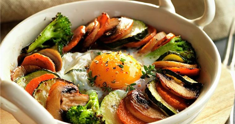 Huevos al plato con verduras
